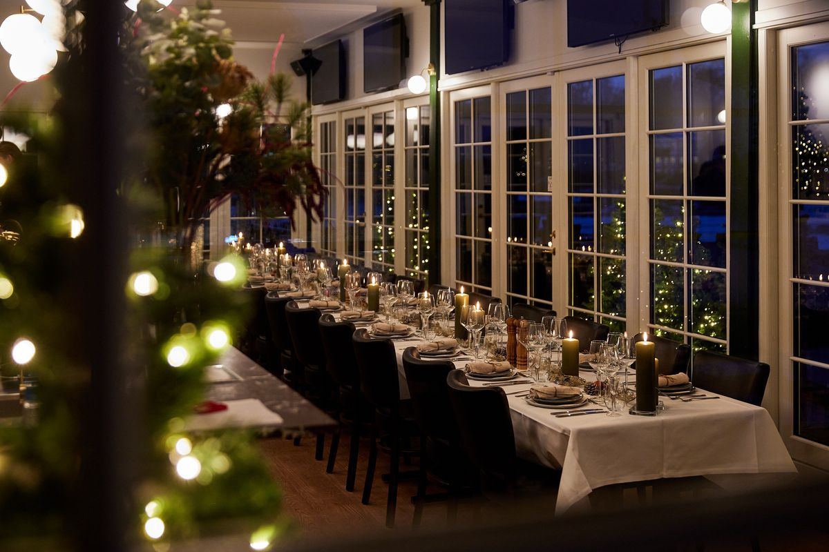Opdækket lokale til julefrokost på Klampenborg Galopbane